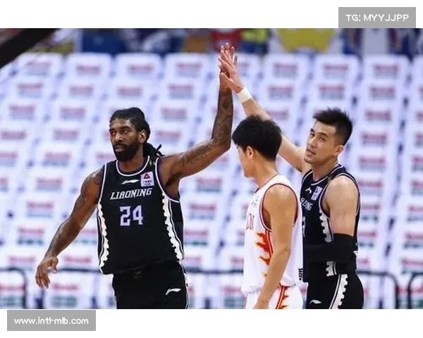 黄佳浩零封对手后与教练击掌相庆